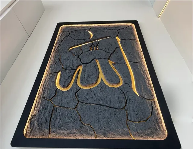 Frame Bumi Berzikir Al-Isra 44 bertekstur tanah retak dengan kaligrafi Allah bercahaya